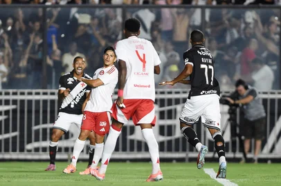 VASCO X INTERNACIONALRJ - BRASILEIRÃO/VASCO X INTERNACIONAL - ESPORTES - Rayan (77), do Vasco, comemora após marcar gol na partida entre Vasco e Internacional válida pela 36ª rodada do Campeonato Brasileiro 2025, no   Estádio São Januário, na zona norte do Rio de Janeiro, na noite desta sexta-feira  (28).    28/11/2025 - Foto: ALEXANDRE DURÃO/ZIMEL PRESS/ESTADÃO CONTEÚDOEditoria: ESPORTESLocal: RIO DE JANEIROIndexador: ALEXANDRE DURÃOFonte: Zimel PressFotógrafo: ZIMEL PRESS<!-- NICAID(16176939) -->