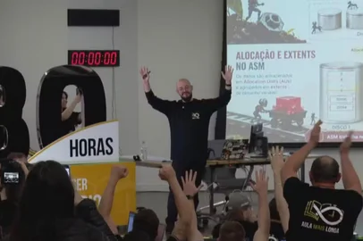 RBS TV / Reprodução Professor de Três de maio dá aula por 80 horas seguidas e supera recorde mundial da Índia<!-- NICAID(16361136) -->