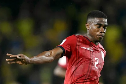 Mauro PIMENTEL / AFP Brazil's forward Vinicius Jr (L) and Ecuador's defender Felix Torres fight for the ball during the 2026 FIFA World Cup South American qualifiers football match between Brazil and Ecuador, at the Major Antonio Couto Pereira stadium in Curitiba, Brazil, on September 6, 2024. (Photo by Mauro PIMENTEL / AFP)Editoria: SPOLocal: CuritibaIndexador: MAURO PIMENTELSecao: soccerFonte: AFPFotógrafo: STF<!-- NICAID(15860500) -->