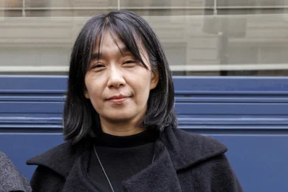 This photo taken on November 9, 2023 shows South Korean author Han Kang as she poses after co-winning (jointly with Portuguese author Lidia Jorge) the Medicis Prize for a foreign novel in Paris. South Korean author Han Kang won the Nobel Prize in Literature 2024, it was announced on October 10, 2024. (Photo by Geoffroy VAN DER HASSELT / AFP) / ALTERNATIVE CROPEditoria: ACELocal: ParisIndexador: GEOFFROY VAN DER HASSELTSecao: literatureFonte: AFPFotógrafo: STR<!-- NICAID(15887746) -->