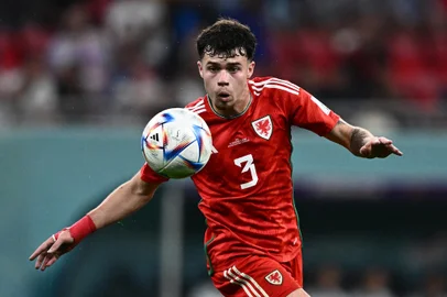 Wales' defender #03 Neco Williams eyes the ball during the Qatar 2022 World Cup Group B football match between USA and Wales at the Ahmad Bin Ali Stadium in Al-Rayyan, west of Doha on November 21, 2022. (Photo by Jewel SAMAD / AFP)Editoria: SPOLocal: DohaIndexador: JEWEL SAMADSecao: soccerFonte: AFPFotógrafo: STF<!-- NICAID(15272094) -->