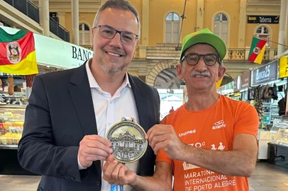 A maratona de Porto Alegre não terá medalhas apenas para os homens e mulheres de pernadas rápidas e resistência para corridas de longas distância. Antes dos atletas que disputarão a maratona, a meia-maratona e as corridas rústicas, um grupo de campeões de resistência começou a receber medalhas do secretário de Administração, André Barbosa: os mercadeiros do Mercado Público.  A medalha — que pelo tamanho deve ser pendurada na parede das bancas — é um reconhecimento à capacidade de recuperação depois da enchente que levou ao fechamento do mercado no mês de maio, com prejuízos gigantescos para os comerciantes.<!-- NICAID(15874095) -->