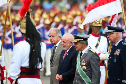 Exército deve ser 'apolítico, apartidário, imparcial e coeso', diz comandante da ForçaDF - DIA DO EXÉRCITO/ORDEM DO DIA/LULA - POLÍTICA - O Presidente da República Federativa do Brasil, Luiz Inácio Lula da Silva (PT), acompanhado do General de Exército,   Tomás Miguel Miné Ribeiro Paiva, Comandante do Exército Brasileiro, e do Ministro da Defesa, José Múcio Monteiro,   participa da cerimônia em homenagem ao Dia do Exército, no Quartel General em Brasília (DF), na manhã desta quarta-  feira, nesta quarta-feira, 19 de abril de 2023.    18/04/2023 - Foto: WILTON JUNIOR/ESTADÃO CONTEÚDOEditoria: POLÍTICALocal: BRASÍLIAIndexador: WILTON JUNIORFonte: ESTADAO CONTEUDOFotógrafo: ESTADÃO CONTEÚDO<!-- NICAID(15407655) -->