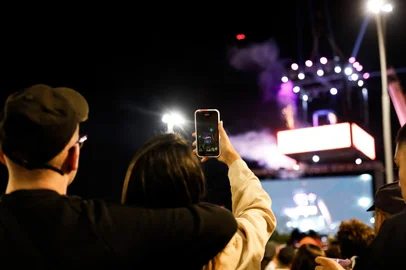 PORTO ALEGRE, RS, BRASIL, 19.05.2023: Rap In Cena promove ação inédita com guindaste e ilusionismo para anunciar a data do festival com show surpresa do rapper Major RD. Foto: Camila Hermes/Agencia RBS<!-- NICAID(15433696) -->
