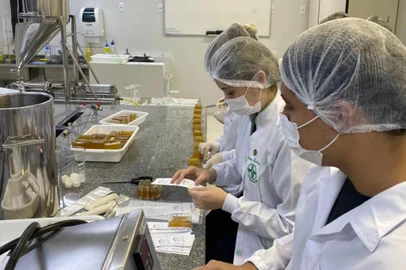 Produção de shampoo, sabonete e repelente pela UNISC, para a higiene de afetados pelas enchentes.Créditos: UNISC/ Divulgação<!-- NICAID(15772625) -->