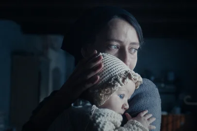 Entre os destaques da mostra está o aclamado longa Vermiglio, de Maura Delpero. O filme, que explora complexas dinâmicas familiares e sociais em meio aos desafios da Segunda Guerra Mundial, estreou no Festival de Cinema de Veneza em 2024 e recebeu diversos prêmios, incluindo o Grande Prêmio do Júri (Leão de Prata). Além disso, foi indicado pela Itália para disputar uma vaga no Oscar 2025 de Filme Internacional.Com Martina Scrinzi (Lucia Graziadei) e Giuseppe De Domenico (Pietro Riso)<!-- NICAID(16066274) -->