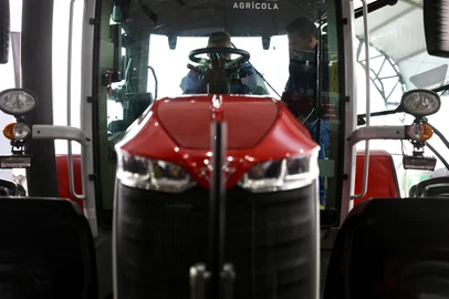 ESTEIO RS, BRASIL, 04-09-2025: Máquinas agrícolas em exposição na 48ª Expointer, no Parque Assis Brasil. Tratores, colheitadeiras e implementos estão disponíveis para venda, financiamento e consórcio, movimentando um dos setores mais tradicionais da feira. Foto: Jefferson Botega/Agência RBSIndexador: jeff botega<!-- NICAID(16116858) -->