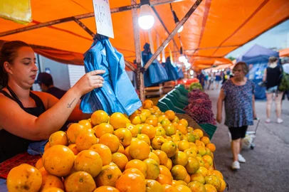 PORTO ALEGRE, RS, BRASIL, 21/01/2020: Como a estiagem afeta preço dos alimentos, fotos na Feira Modelo - Epatur  (Foto: Omar Freitas / Agência RBS)Indexador: Omar Freitas<!-- NICAID(14394116) -->