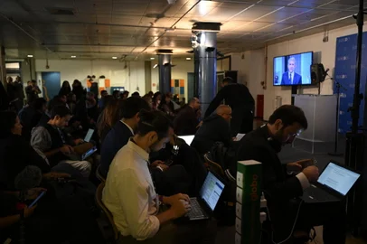 Members of media work during the presidential debate ahead of the October 2 general election at the Globo television network in Rio de Janeiro, Brazil, on September 29, 2022. (Photo by MAURO PIMENTEL / AFP)<!-- NICAID(15221837) -->