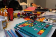 CAXIAS DO SUL, RS, BRASIL, 10/02/2022 - Raquel de Lucena. Ela está arrecadando materiais escolares novos e usados para destinar a alunos carentes. Já recebeu algumas doações e vai recolher mais até o final de março. (Marcelo Casagrande/Agência RBS)<!-- NICAID(15012118) -->