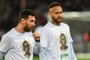 Paris Saint-Germain's Argentine forward Lionel Messi (L) and Paris Saint-Germain's Brazilian forward Neymar react as they wear a tee-shirt with the portrait of late Brazilian football legend Pele prior to the French L1 football match between Paris Saint-Germain (PSG) and SCO Angers at The Parc des Princes Stadium in Paris on January 11, 2023. (Photo by Bertrand GUAY / AFP)Editoria: SPOLocal: ParisIndexador: BERTRAND GUAYSecao: soccerFonte: AFPFotógrafo: STF<!-- NICAID(15318895) -->