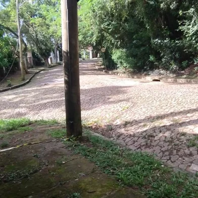 Um funcionário de uma empresa de segurança foi morto a tiros por volta do meio-dia desta segunda-feira (11) na Vila Conceição, zona sul de Porto Alegre. O crime aconteceu no cruzamento das ruas Professor Ildefonso Gomes e Nossa Senhora Aparecida, ao lado da Praça Paraíso.<!-- NICAID(15702368) -->