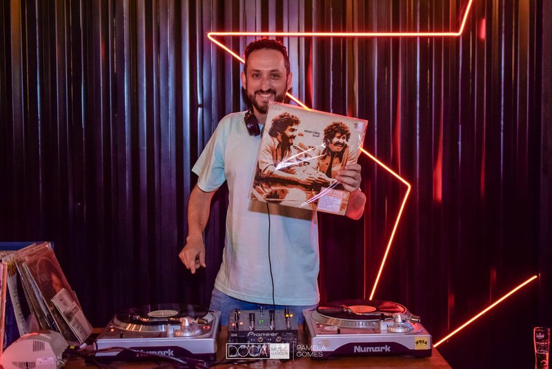 Foto do DJ CETOLASVINIL SET com a apresentação do DJ MONO e mais a parceria de DJ CETOLAS que fazem em dupla a discotecagem de uma verdadeira viagem sonora, para quem quiser conferir os caras estão neste sábado no Radisi Bar em Caxias do Sul.<!-- NICAID(15463489) -->