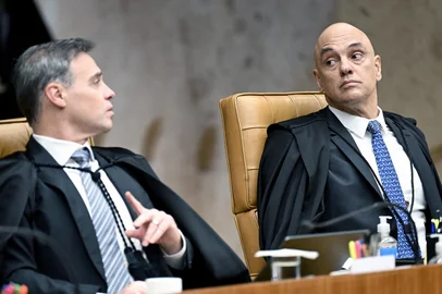 Brazilian Supreme Court Justice Alexandre de Moraes (R) looks on next to Justice Andre Mendonca during a court session at the Supreme Federal Court (STF) in Brasilia on September 2, 2026. The president of Brazil's Supreme Court on September 2 urged citizens to maintain trust in the institution as it battles a scandal involving a polarizing judge who has crossed swords with the right and Elon Musk. Justice Alexandre de Moraes, famous for overseeing the coup trial of far-right ex-president Jair Bolsonaro and for battling disinformation on Musk's X platform, has come under intense scrutiny over text messages he received from a fraud-accused banker. (Photo by Evaristo Sa / AFP)Editoria: POLLocal: BrasíliaIndexador: EVARISTO SASecao: politics (general)Fonte: AFPFotógrafo: STF<!-- NICAID(16357835) -->