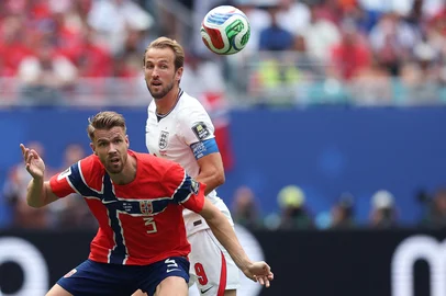 Patrícia Moreira / AFP Norway's defender #03 Kristoffer Vassbakk Ajer and England's forward #09 Harry Kane fight for the ball during the 2026 World Cup football tournament quarter-final match between Norway and England at Miami Stadium in Miami Gardens on July 11, 2026. (Photo by PATRICIA DE MELO MOREIRA / AFP)<!-- NICAID(16325719) -->