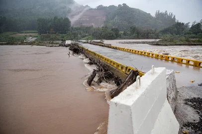 CAXIAS DO SUL, RS, BRASIL, 18/06/2025. Ponte da Cooperação entre Caxias do Sul x Nova Petrópolis teve cabeceira levada pela força da água do rio. (Neimar de Cesero/Agência RBS)Indexador: Neimar De Cesero<!-- NICAID(16062855) -->