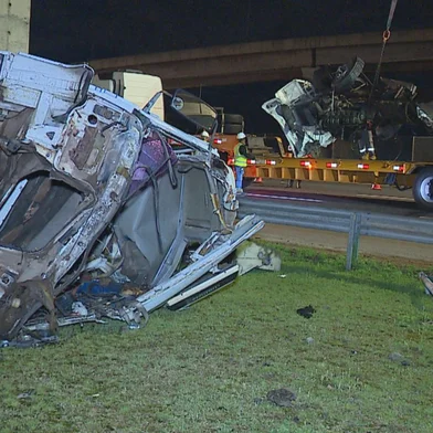 PORTO ALEGRE, RS, BRASIL, 30-09-2026: Por volta da 00h30min desta quarta-feira (30), o trânsito na freeway foi totalmente liberado no trecho sob a alça inacabada da nova ponte do Guaíba, na saída de Porto Alegre, onde um caminhão-trator caiu no domingo (27). A retirada do veículo começou ainda na noite de terça-feira (29) e durou cerca de quatro horas e meia.<!-- NICAID(16376406) -->