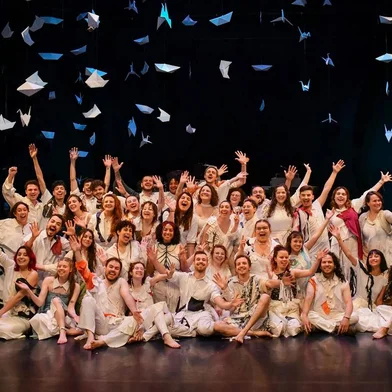 O Coro Juvenil do Moinho/UCS fecha a programação festiva de seus 10 anos no dia 14 de dezembro, às 20h, no Zarabatana Café, com a realização da quarta edição do Sarau Cojmico. Aberta ao público, a apresentação terá músicas cantadas pelo coro, além de apresentações solo, em duplas ou em pequenos grupos, integrados pelos cantores. A reunião do “coletivo cantante” também é aberta à mostra das habilidades artísticas dos cantores e ex-cantores do grupo.<!-- NICAID(15623362) -->