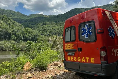 Bombeiros fazem buscas por menino desaparecido no Rio das Antas<!-- NICAID(15669478) -->