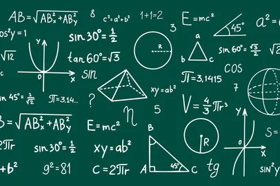 Hand drawn math symbols. Math symbols on green background. sketch math symbolsCalculos, matemática, quadro negro. Foto: vectorplus / stock.adobe.comFonte: 472092463<!-- NICAID(15095346) -->