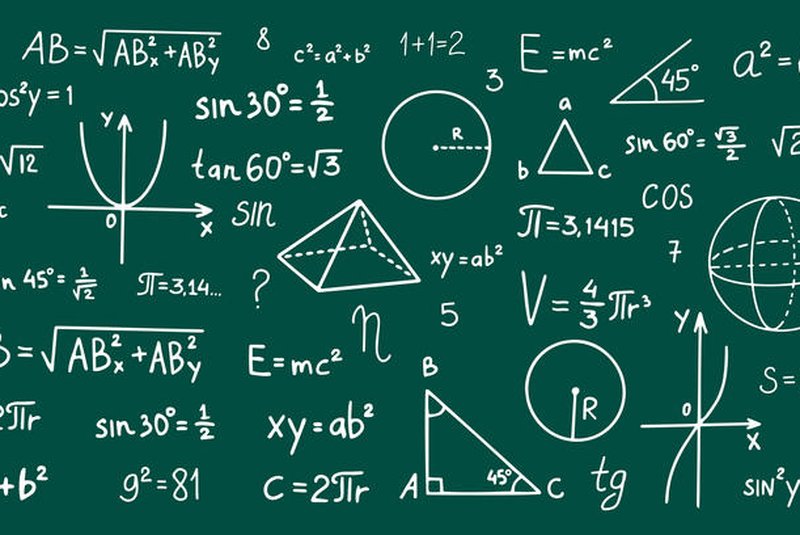 Hand drawn math symbols. Math symbols on green background. sketch math symbolsCalculos, matemática, quadro negro. Foto: vectorplus / stock.adobe.comFonte: 472092463<!-- NICAID(15095346) -->