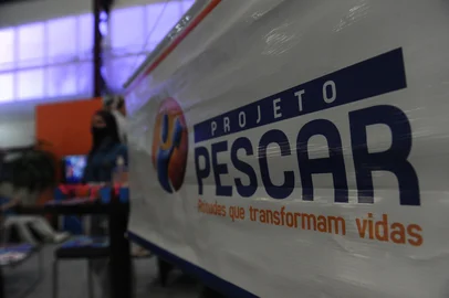 CAXIAS DO SUL, RS, BRASIL, 25/02/2022 - Desde o início da festa tem um estande aqui do fórum de aprendizagem profissional da serra gaucha. Esse fórum é integrado por 22 entidades formadoras que preparam jovens de 16 a 19 anos pro mercado de trabalho. Quem participa aqui hoje é o projeto pescar, que mantém três núcleos aqui em Caxias do Sul e um total de 91 jovens inscritos atualmente. O pessoal que tá aqui agora, cerca de dez jovens, é do núcleo da paróquia São José, que oferece formação em produção industrial. Mas a Rosângela de Vargas, educadora social da unidade, estava me contando que 60% do curso é voltado pro desenvolvimento pessoal, como uma forma de fomentar a autonomia desses jovens que vão logo mais ingressar no mercado de trabalho. (Marcelo Casagrande/Agência RBS)<!-- NICAID(15026888) -->