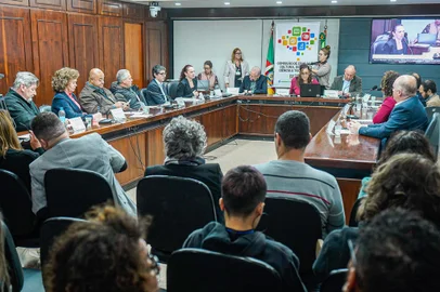 Terminou com dois encaminhamentos a audiência pública na Assembleia Legislativa do Rio Grande do Sul para debater a proposta de parceria público-privada (PPP) da prefeitura de Caxias do Sul para a ocupação e gestão do complexo da Maesa. Da esquerda pra direita, fazendo a curva da mesa: Elói Frizzo , Valdir Walter , Paulo Sausen , Matheus Neres da Rocha , Cristina Nora Calcagnotto , Tarso Genro , Sofia Cavedon , Pepe Vargas , Rose Frigeri , Lucas Caregnato , Estela Balardin , Lucas Diel<!-- NICAID(15435356) -->