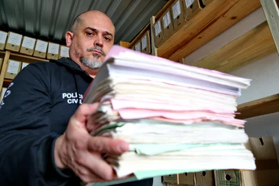 IMBÉ, RS, BRASIL - O delegado de Imbé, Antônio Carlos Ractz Junior, pede que qualquer informação seja encaminhada à polícia a respeito do sumiço de Bruno Leal da Silva, ocorrido em Imara, no Litoral Norte, em 1999.(FOTOGRAFO: FERNANDO GOMES / AGENCIA RBS)<!-- NICAID(14290425) -->