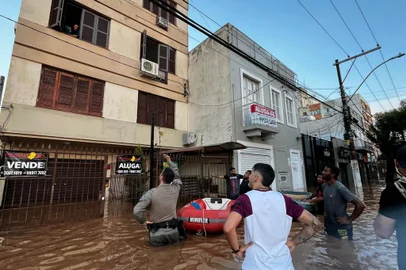 Socorristas tentam convencer moradores a sair de casa. Na imagem, a situação na Av. Getúlio Vargas, Menino Deus<!-- NICAID(15756796) -->