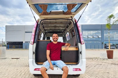 Brasileiro constrói motorhome em minivan e sonha com viagem à Patagônia<!-- NICAID(16149962) -->