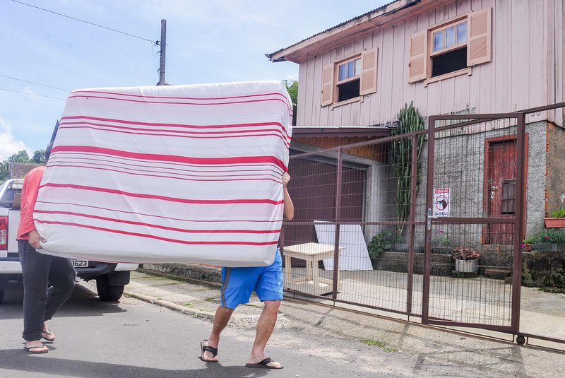 GRAMADO, RS, BRASIL, 30/11/2023. Parte dos moradores do bairro Três Pinheiros consegue retornar para casa depois de liberação da prefeitura de Gramado. Tatiana Amaral da Silva, 46. Valério Pereira Dandolini, 48. O irmão Fábio Amaral da Silva(Neimar De Cesero/Agência RBS)Indexador: NEIMAR DE CESERO<!-- NICAID(15613239) -->