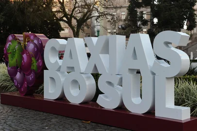 Antonio Valiente / Agencia RBS CAXIAS DO SUL, RS, BRASIL (21/06/2020) Nas comemoração dos 130 de Caxias, a praça Dante Alighieri ganhou um letreiro turístico. O chafariz ganhou na cor de uva e 3 mil balões, também fizeram parte da festa. Além disso quatro atletas maratonistas percorreram diferentes percusos somando 130km, número alusivo à comemoração. (Antonio Valiente/Agência RBS)<!-- NICAID(14527566) -->