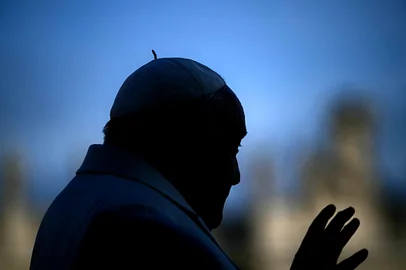 Pope Francis waves to pilgrims as he arrives to lead the weekly general audience in St Peter's Square, in Vatican, on December 4, 2024. (Photo by Filippo MONTEFORTE / AFP)Editoria: RELLocal: Vatican CityIndexador: FILIPPO MONTEFORTESecao: christianityFonte: AFPFotógrafo: STF<!-- NICAID(15982081) -->