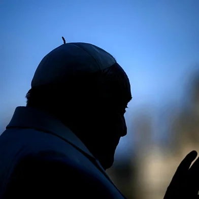 Pope Francis waves to pilgrims as he arrives to lead the weekly general audience in St Peter's Square, in Vatican, on December 4, 2024. (Photo by Filippo MONTEFORTE / AFP)Editoria: RELLocal: Vatican CityIndexador: FILIPPO MONTEFORTESecao: christianityFonte: AFPFotógrafo: STF<!-- NICAID(15982081) -->