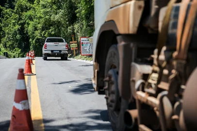 NOVA PETRÓPOLIS, RS, BRASIL, 13/01/2026. Dnit prevê concluir obras e liberar trecho em pare e siga na BR-116, em Nova Petrópolis, até outubro. Trecho, entre os kms 177 e 180, tem o trânsito orientado por semáforo. Motoristas reclamaram recentemente que não havia trabalhadores nos canteiros de obras. Reportagem verificou, nos dias 20 e 13 de janeiro, que não havia movimentação de operários no local. Dnit afirma que obras devem ser retomadas nesta semana e que estavam pausadas por conta de etapa de elaboração e aprovação de projetos. (Neimar De Cesero/Agência RBS)Indexador: Neimar De Cesero<!-- NICAID(16207193) -->