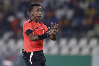 (FILES) Somalian referee Omar Abdulkadir Artan gestures during the Africa Cup of Nations (CAN) 2024 group D football match between Mauritania and Algeria at Stade de la Paix in Bouake on January 23, 2024. Award-winning Somali referee Omar Artan, set to be the first from his country to officiate at the World Cup, was denied entry to the United States, a sports ministry official told AFP on June 8, 2026. "Denying him entry to the United States and preventing him from officiating scheduled matches harms not only him personally but also undermines football's commitment to fairness, merit, and the spirit of fair play," Ciise Aden Abshir, a senior advisor to Somalia's Ministry of Youth and Sports and a former national team captain, told AFP. (Photo by KENZO TRIBOUILLARD / AFP)<!-- NICAID(16302047) -->