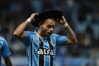 PORTO ALEGRE, RS, BRASIL, 29-07-2025: Grêmio x Fortaleza em partida atrasada válida pela 14ª rodada do Campeonato Brasileiro. O tricolor de Mano Menezes busca uma vitória após uma série de resultados negativos no Brasileirão. Foto: Renan Mattos / Agência RBS<!-- NICAID(16090351) -->