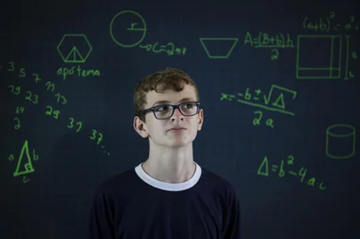 Canoas, RS, Brasil, 10-03-2023: O estudante Leonardo Baron Ziembowicz Alegransi, 13 anos, na Escola Municipal de Ensino Fundamental Leonel Brizola, em Canoas. Ele gosta de fazer cálculos e resolver problemas e está em busca de premiação na olimpíada brasileira de matemática. Foto: Mateus Bruxel / Agência RBSIndexador: Andre Avila<!-- NICAID(15372044) -->