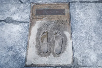 Grêmio vai investigar depredação de placa de Roger Machado na Calçada da Fama