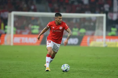 O meio-campista Charles Aránguiz em lance do jogo do Inter contra o Cruzeiro no Estádio Beira-Rio, válido pelo Brasileirão.<!-- NICAID(15472631) -->