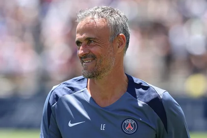 PASADENA, CALIFORNIA - JUNE 15: Luis Enrique, Head Coach of Paris Saint-Germain, looks on prior to the FIFA Club World Cup 2025 group B match between Paris Saint-Germain FC and Club Atletico de Madrid at Rose Bowl Stadium on June 15, 2025 in Pasadena, California.   Harry How/Getty Images/AFP (Photo by Harry How / GETTY IMAGES NORTH AMERICA / Getty Images via AFP)<!-- NICAID(16060351) -->