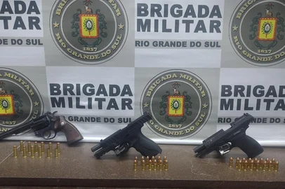*A PEDIDO DE LUCAS OLIVEIRA* *EM BAIXA* Três pistolas foram apreendidas após morte de homem que entrou em confronto com a polícia na Zona Sul de Porto Alegre - Foto: Brigada Militar (1º Batalhão da Brigada Militar)/Divulgação<!-- NICAID(15167210) -->