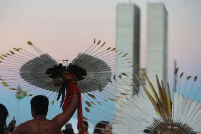 Indígenas de centenas de etnias, do Acampamento Terra Livre, Decretam Emergência Climática e fazem uma marcha na Esplanada dos Ministerios até o congresso Nacional, contra o Marco Temporal<!-- NICAID(15414745) -->