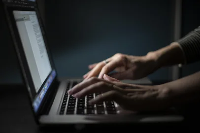 PORTO ALEGRE, RS, BRASIL - Produção de imagens para uso em matérias que normalmente não temos cases ou imagens para ilustrar. Na imagem: pessoa teclando no computador (PC) (Foto: Jefferson Botega/Agencia RBS)Indexador: Jefferson Botega<!-- NICAID(14586322) -->