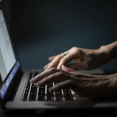 PORTO ALEGRE, RS, BRASIL - Produção de imagens para uso em matérias que normalmente não temos cases ou imagens para ilustrar. Na imagem: pessoa teclando no computador (PC) (Foto: Jefferson Botega/Agencia RBS)Indexador: Jefferson Botega<!-- NICAID(14586322) -->