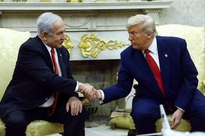 WASHINGTON, DC - APRIL 07: U.S. President Donald Trump (R) shakes hands with Israeli Prime Minister Benjamin Netanyahu during a meeting in the Oval Office of the White House on April 7, 2025 in Washington, DC. President Trump is meeting with Netanyahu to discuss ongoing efforts to release Israeli hostages from Gaza and newly imposed U.S. tariffs.   Kevin Dietsch/Getty Images/AFP (Photo by Kevin Dietsch / GETTY IMAGES NORTH AMERICA / Getty Images via AFP)<!-- NICAID(16135802) -->