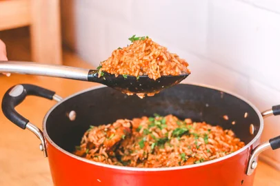 receitas da lela, galinhada, massa caprese, salada, destemperados<!-- NICAID(15686021) -->