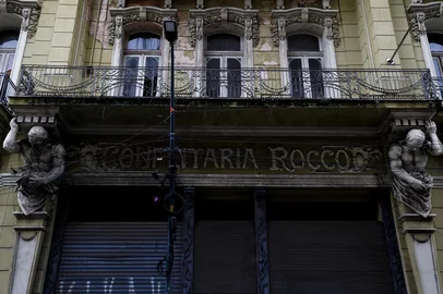 PORTO ALEGRE, RS, BRASIL, 28.05.2025: Prefeitura retira tapumes da fachada do prédio histórico da Confeitaria Rocco. Foto: Camila Hermes/Agencia RBS<!-- NICAID(16047268) -->