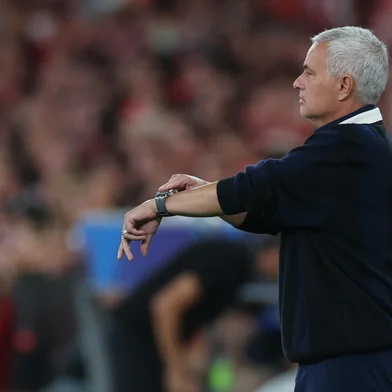 Fenerbahce's Portuguese coach Jose Mourinho reacts during the UEFA Champions League play off second leg football match between SL Benfica and Fenerbahce at Luz stadium in Lisbon on August 27, 2025. (Photo by PATRICIA DE MELO MOREIRA / AFP)<!-- NICAID(16112629) -->