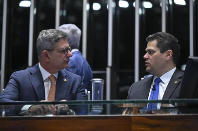Ton Molina / Agência Senado / Divulgação Plenário do Senado Federal durante sessão deliberativa ordinária. Ordem do dia. Na pauta, discussão da proposta de emenda à Constituição que acaba com a escala 6x1 â seis dias de trabalho e um de repouso ( PEC 221/2019). O texto reduz a jornada laboral de 44 para 40 horas semanais, que podem ser cumpridas em cinco dias de oito horas diárias com repouso semanal remunerado de dois dias. A proposta estabelece dois dias de repouso, um deles preferencialmente aos domingos, sem redução salarial.Mesa: senador Rogério Carvalho (PT-SE);presidente do Senado Federal, senador Davi Alcolumbre (União-AP).Foto: Ton Molina/Agência Senado<!-- NICAID(16388241) -->